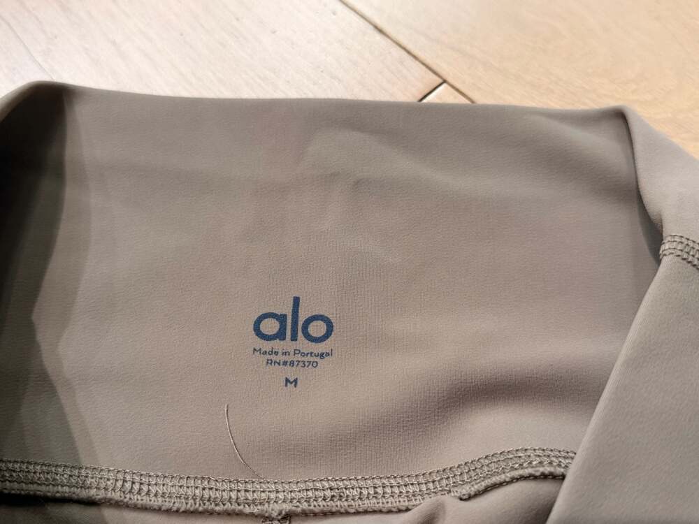 Alo Yoga High-Waist Vapor Leggings with Metallic Stripe Detail - Picture 3 of 10